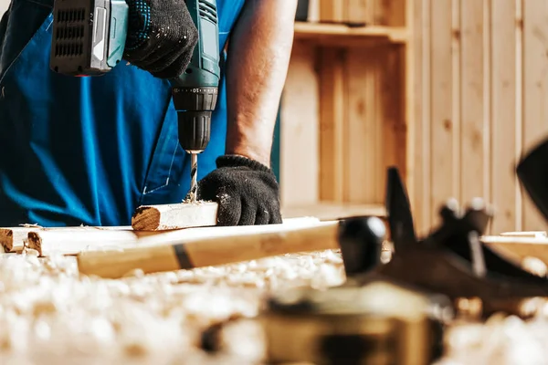 Großaufnahme Eines Männlichen Bauarbeiters Einem Schwarzen Schmutzigen Overall Der Eine — Stockfoto