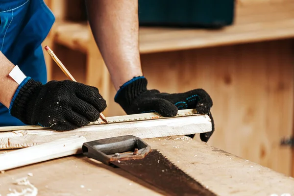 Großaufnahme Der Mann Misst Ein Holzbrett Und Markiert Mit Bleistift — Stockfoto