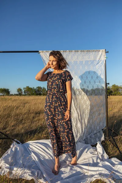 Retrato Una Hermosa Joven Vestido Romántico Posando Campo Disfrutando Del — Foto de Stock