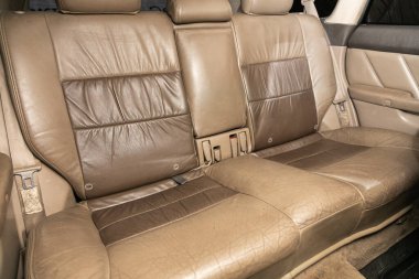 Novosibirsk / Rusya 01 Ağustos 2020: Subaru Outback, bej derili yolcular için arka koltuk. Rahat vagon içeride. 