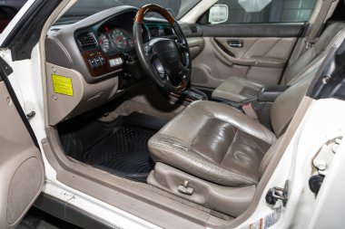Novosibirsk / Rusya 01 Ağustos 2020: Subaru Outback, Dark car Interior - direksiyon, vites kolu ve gösterge paneli, iklim kontrolü, hız göstergesi, ekran. Yeni moda bir arabanın salonu.