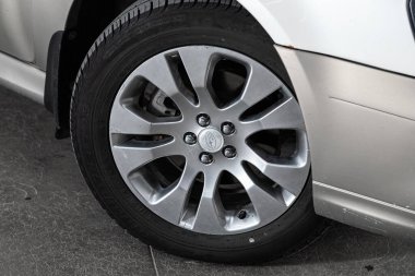 Novosibirsk / Rusya 01 Ağustos 2020: Subaru Outback, yeni arabanın ayrıntılı ışığı. Dış detay  