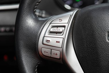 Novosibirsk / Rusya 01 Ağustos 2020: Nissan X-Trail, hızlı kontrol telefonu, müzik ve diğer işlevler için çok fonksiyonlu yeni siyah direksiyon