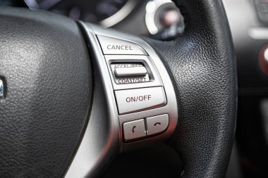 Novosibirsk / Rusya 01 Ağustos 2020: Nissan X-Trail, hızlı kontrol telefonu, müzik ve diğer işlevler için çok fonksiyonlu yeni siyah direksiyon