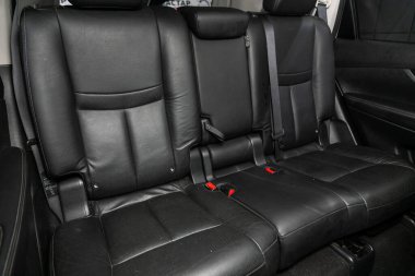 Novosibirsk / Rusya 01 Ağustos 2020: Nissan X-Patikası, siyah derili yolcular için arka koltuk. Rahat vagon içeride. 