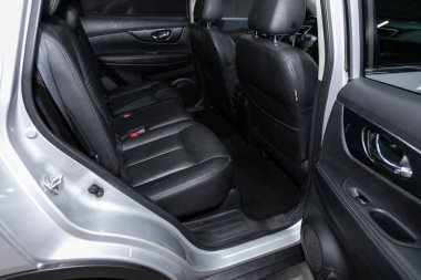 Novosibirsk / Rusya 01 Ağustos 2020: Nissan X-Patikası, siyah derili yolcular için arka koltuk. Rahat vagon içeride. 