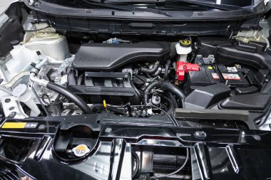 Novosibirsk / Rusya 01 Ağustos 2020: Nissan X-Trail, temiz bir motor bloğunu kapatın. İçten yanmalı motor, araba parçaları, ayrıştırma