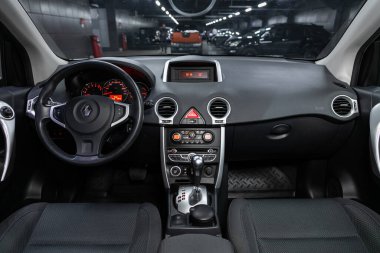 Novosibirsk / Rusya 01 Ağustos 2020: Renault Koleos, Dark car Interior - direksiyon, vites kolu ve gösterge paneli, iklim kontrolü, hız göstergesi, ekran. Yeni moda bir arabanın salonu.