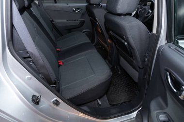Novosibirsk / Rusya 01 Ağustos 2020: Renault Koleos, siyah tekstil yolcuları için arka koltuk. Rahat vagon içeride. 