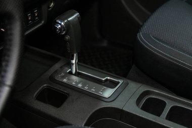 Novosibirsk / Rusya 01 Ağustos 2020: Nissan Navara, Vites değişimi. Arabanın otomatik vites kutusu, arabanın içi.