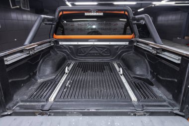 Novosibirsk / Rusya 01 Ağustos 2020: Nissan Navara, bagajı açık bir kamyonetin arkası. Modern bir arabanın dışı.