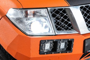 Novosibirsk / Rusya 01 Ağustos 2020: Nissan Navara, turuncu araba farları. Dış görev ayrıntıları. Modern LED farlardan birinin detaylarını kapat. 