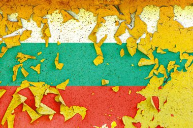 Bulgaristan 'ın ulusal bayrağı eski metal bir duvara eski püskü boyayla boyanmış. Ülke sembolü.