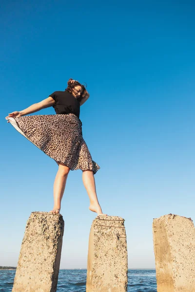 Młoda Piękna Kobieta Lekkiej Sukience Spacerująca Skałach Piaszczystej Plaży Pobliżu — Zdjęcie stockowe