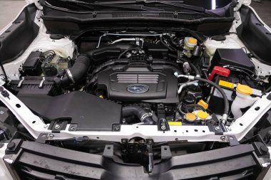 Novosibirsk / Rusya 18 Temmuz 2020: Subaru Forester, araba motorunun ayrıntılarını kapat, ön görüş. İçten yanmalı motor, araba parçaları, ayrıştırma
