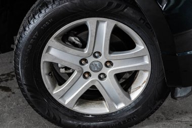 Novosibirsk / Rusya 01 Ağustos 2020: Suzuki Grand Vitara, tampon, alaşımlı tekerlek, kırık dökümlü araba 