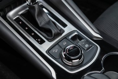 Novosibirsk / Rusya 01 Ağustos 2020: Mitsubishi Pajero Sport, 2WD, AUTO 'yu kapat, LoCK düğmesi arabanın kontrolünü yumuşak odaklı ve arka plandaki ışığın üzerinde değiştirdi 
