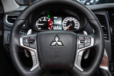 Novosibirsk / Rusya 01 Ağustos 2020: Mitsubishi Pajero Sport, Auto Interior: Logo ve hız göstergesi ve taktik ölçeri olan direksiyon