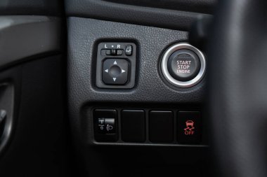 Novosibirsk / Rusya 01 Ağustos 2020: Mitsubishi Pajero Sport, yan ayna ayarlarını kapatın ve stop düğmelerine başlayın. modern araba iç mimarisi 