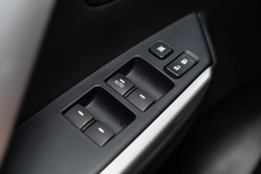 Novosibirsk / Rusya 01 Ağustos 2020: Mitsubishi Pajero Sport, yeni bir modern otomobilin kapı kontrol panelini kapatın. Pencere kontrol paneli, kapı kilidi düğmesi ve ayna kontrollü kol dinlenmesi. 