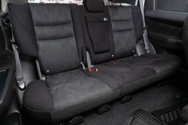 Novosibirsk / Rusya 01 Ağustos 2020: Mitsubishi Pajero Sport, siyah tekstil yolcuları için arka koltuk. Rahat vagon içeride. 