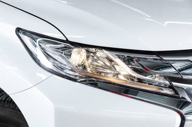 Novosibirsk / Rusya 01 Ağustos 2020: Mitsubishi Pajero Spor, modern bir arabanın Parlak Farları