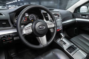 Novosibirsk / Rusya 01 Ağustos 2020: Subaru Outback, Auto Interior: Logo ve hız göstergesi ve taktik ölçeri olan direksiyon
