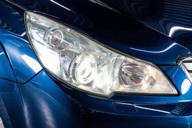 Novosibirsk / Rusya 01 Ağustos 2020: Subaru Outback, modern bir arabanın Parlayan Işığı