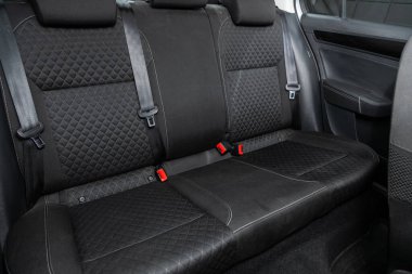 Novosibirsk / Rusya 01 Ağustos 2020: Scoda Rapid, siyah tekstil yolcuları için arka koltuk. Rahat vagon içeride. 