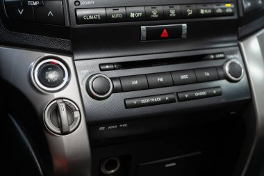 Novosibirsk / Rusya 01 Ağustos 2020: Toyota Land Cruiser 200, otomobil içi, araba stereo ses sistemi ön panel