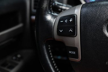 Novosibirsk / Rusya 01 Ağustos 2020: Toyota Land Cruiser 200, hızlı kontrol telefonu, müzik ve diğer işlevler için çok fonksiyonlu yeni siyah direksiyon simidi