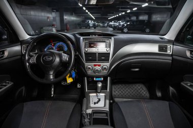 Novosibirsk / Rusya 18 Temmuz 2020: Subaru Forester, Prestige araba içi gösterge paneli, direksiyon simidi, hız göstergesi ve taktik ölçer. Siyah deri iç döşeme 
