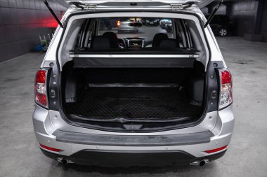 Novosibirsk / Rusya 18 Temmuz 2020: Subaru Forester, bagaja yakın çekim, far, tampon, ön görüş. Modern bir arabanın dışı. 