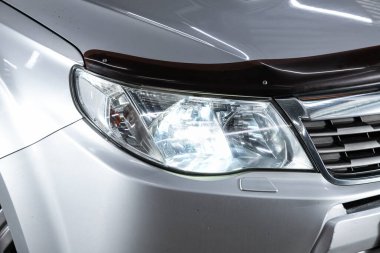 Novosibirsk / Rusya 18 Temmuz 2020: Subaru Forester, modern bir arabanın parlayan farları