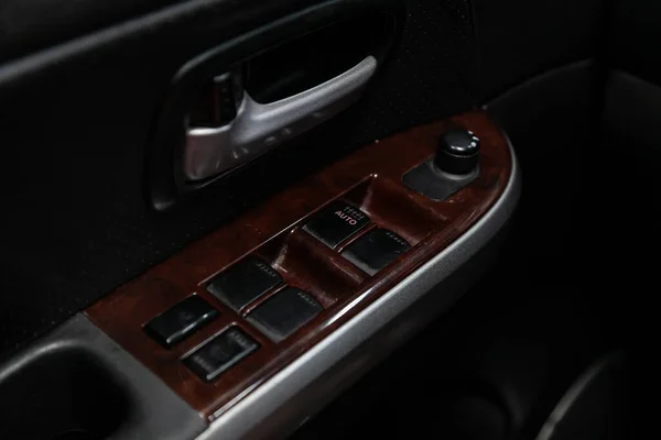 ノヴォシビルスク ロシア8月01日2020 スズキグランドヴィタラ 新しい近代的な車のドアコントロールパネルの閉鎖 窓コントロールパネル ドアロックボタン ミラーコントロールで腕を休める — ストック写真
