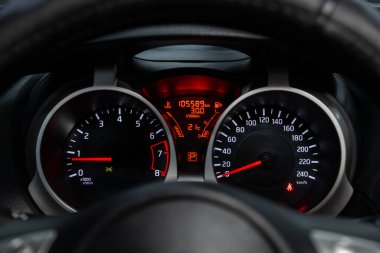 Beyaz arka farlı araç paneli: Kilometre, hız göstergesi, takometre, yakıt seviyesi, su sıcaklığı ve mor