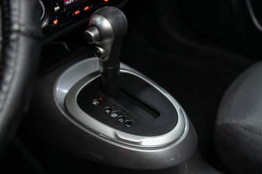 Vites değişimi. Otomatik şanzıman, otomobil interio.