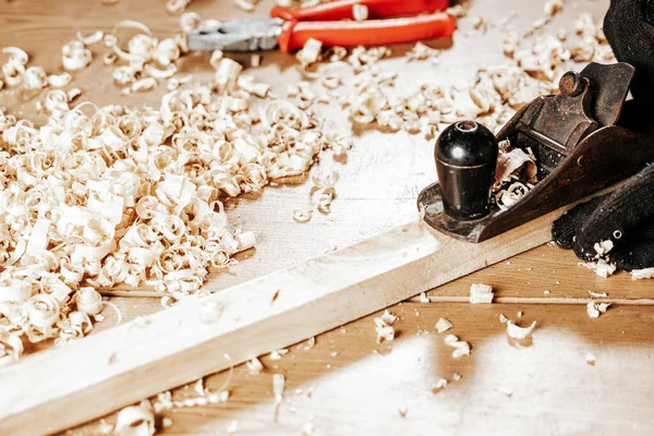 Close Jovem Morena Homem Construtor Lida Com Uma Barra Madeira — Fotografia de Stock