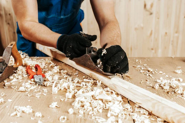 Primer Plano Del Hombre Overoles Tratando Una Barra Madera Con — Foto de Stock