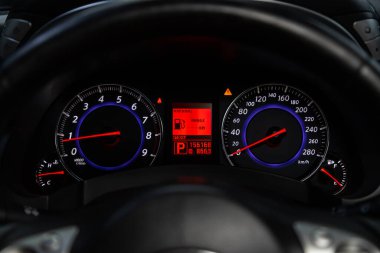 Novosibirsk / Rusya 01 Ağustos 2020: Infiniti FX, aracın gösterge paneli parlak ışıkla aydınlatılmaktadır. Hız göstergesi, daire ölçer, yağ ve yakıt seviyesi