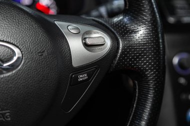 Novosibirsk / Rusya 01 Ağustos 2020: Infiniti FX, direksiyon, Müzik, Kontrol Sistemi Fonksiyonu ve arabadaki sesli telefon. modern araba iç mimarisi