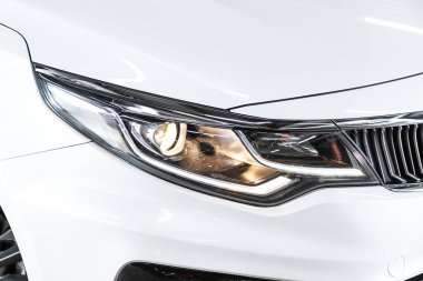 Novosibirsk / Rusya 01 Ağustos 2020: Kia Optima, yeni arabanın ayrıntılı ışığı. Dış detay  