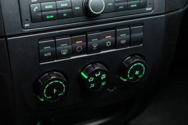 Novosibirsk / Rusya 01 Ağustos 2020: UAZ Patriot, görünür iklim kontrollü araç içi, alet panelinin parçasının ayarlanması 