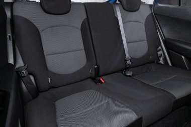 Novosibirsk / Rusya 01 Ağustos 2020: Hyundai Creta, siyah tekstil yolcuları için arka koltuk. Rahat vagon içeride. 