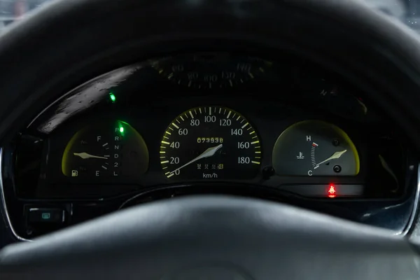 2020年8月1日 丰田Cynos在俄罗斯的Novosibirsk 丰田Cynos的仪表盘被明亮的灯光照亮 速度计 圆形速度计 机油及燃料水平 — 图库照片