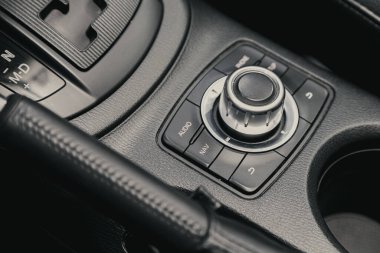 Novosibirsk / Rusya 25 Ağustos 2020: Mazda CX-5, Modern merkezi konsolu navigasyon, müzik ve diğer ayarlama düğmeleri ile kapat 