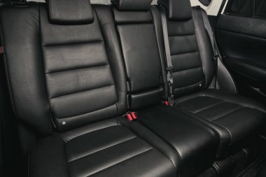 Novosibirsk / Rusya 25 Ağustos 2020: Mazda CX-5, yardım aracı içeride. Arabanın içi temiz: siyah arka koltuklar, başlıklar ve kemer. 