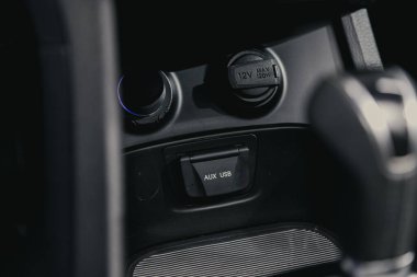 Novosibirsk / Rusya 25 Ağustos 2020: Hyundai Santa Fe, arabada şarj olan çakmak, aux, usb konnektörlerini kapatın. modern araba iç mimarisi