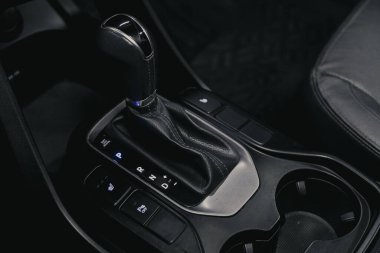 Novosibirsk / Rusya 25 Ağustos 2020: Hyundai Santa Fe, otomatik vites kutusunun yakın görüntüsü. İç araba, otomatik vites kolu. 