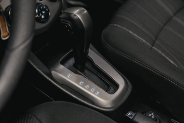 Novosibirsk / Rusya 25 Ağustos 2020: Chevrolet Aveo, otomatik vites kutusunun yakın görüntüsü. İç araba, otomatik vites kolu. 